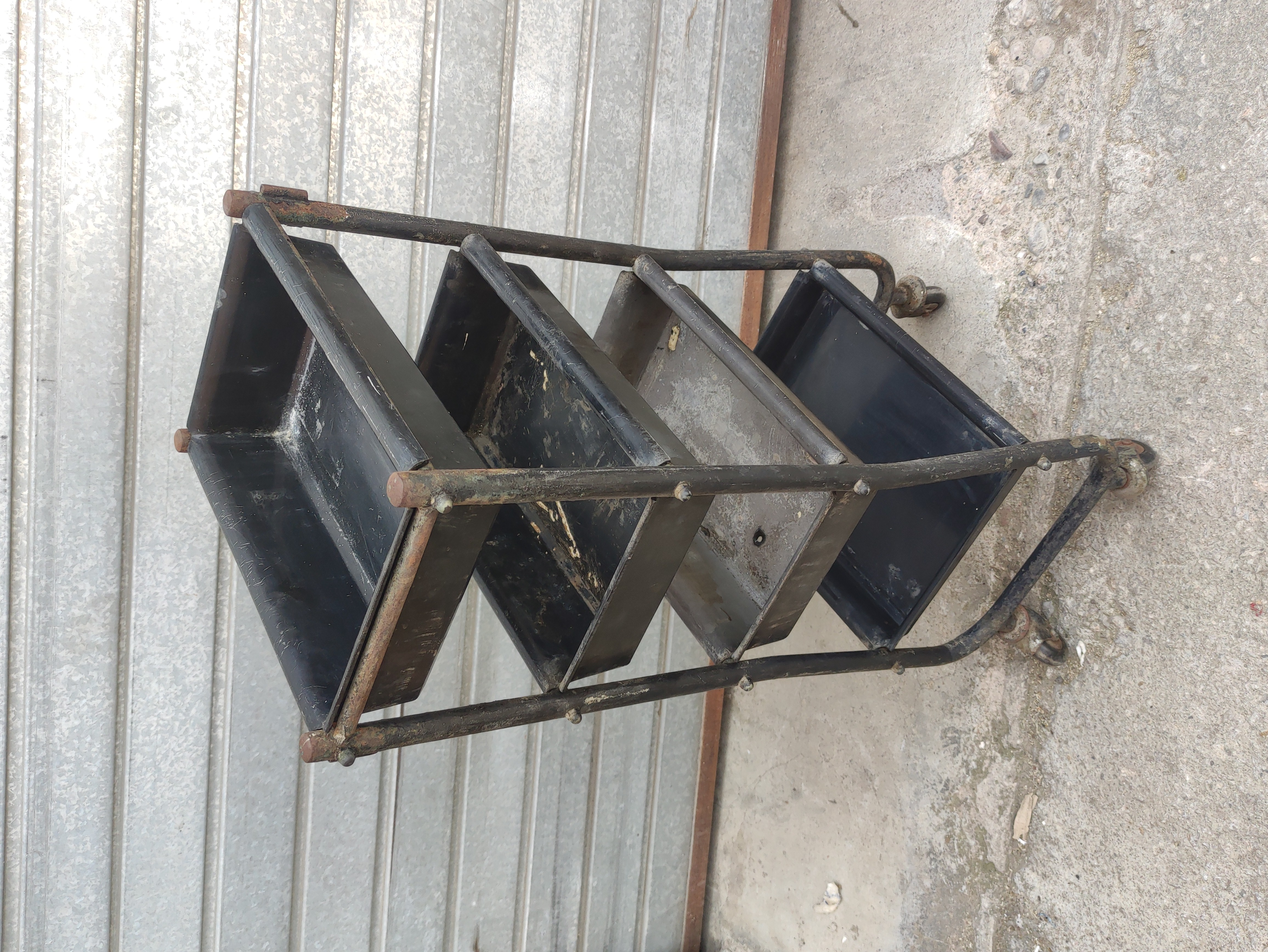 carrito auxiliar peluqueria taller plast met 86x35x23.5 1u